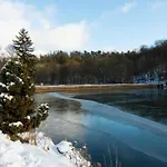 Lakefront Family Retreat Апартаменты *