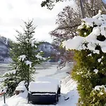 Апартаменты Lakefront Family Retreat *